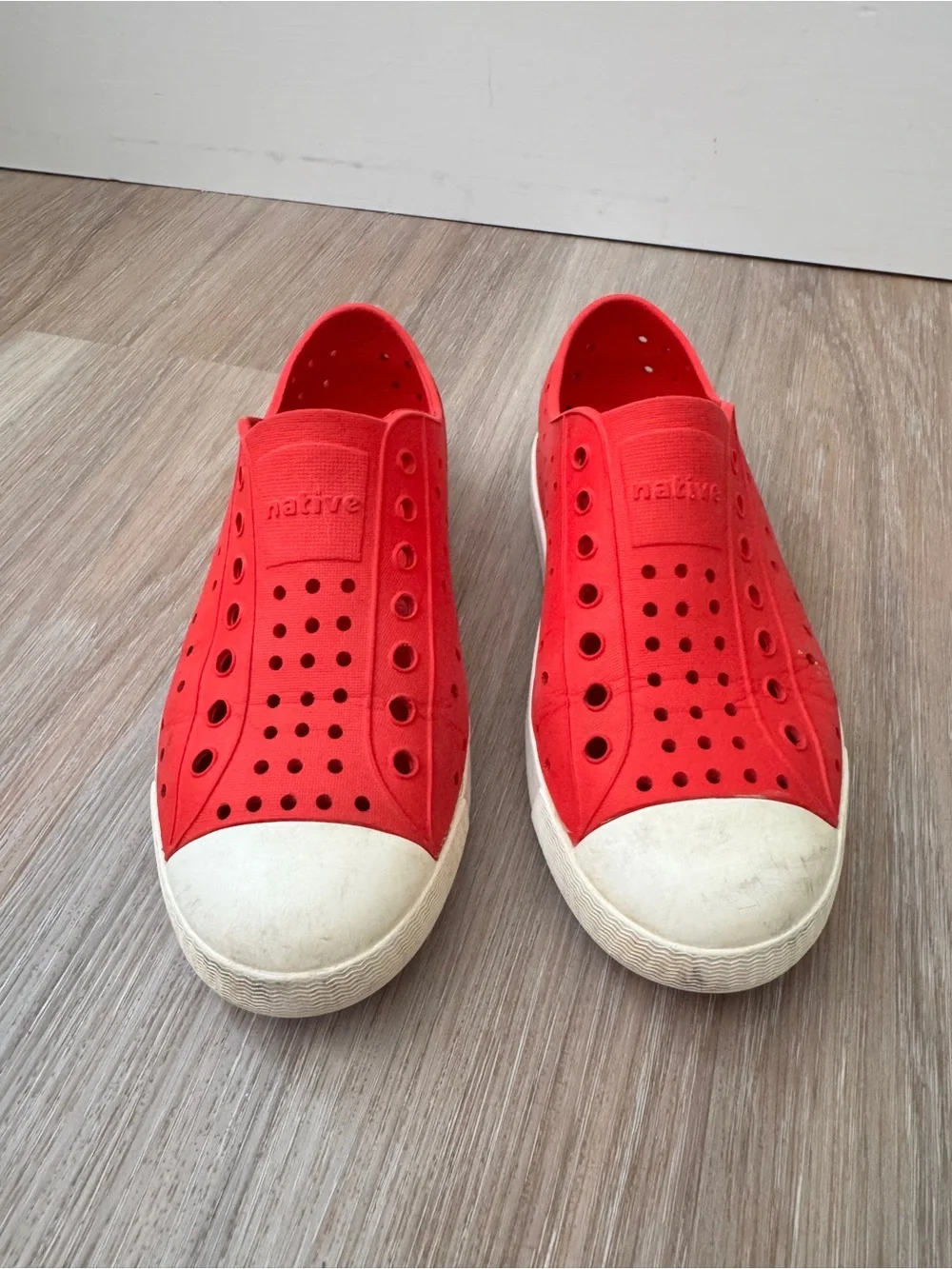 Native Jefferson Kids Red Slip-On Water Shoes Youth Size J1 white